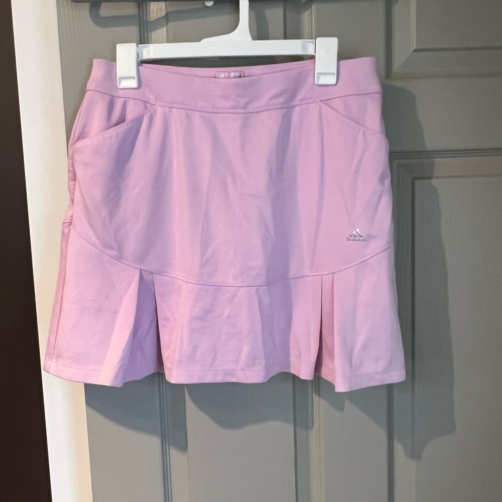 Adidas pleated golf skort. Built in shorts. Pockets in front and back. Size M.